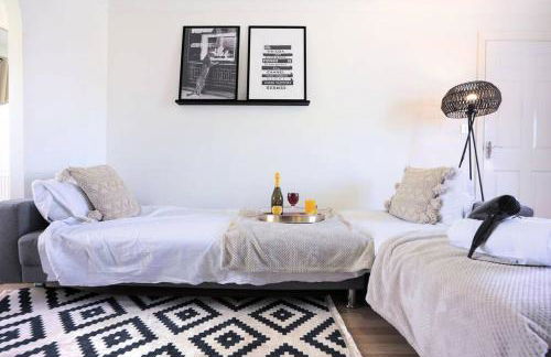 Grange House with Free Parking, Garden, Superfast Wifi and Smart TVs with Netflix by Yoko Property - Photo 24