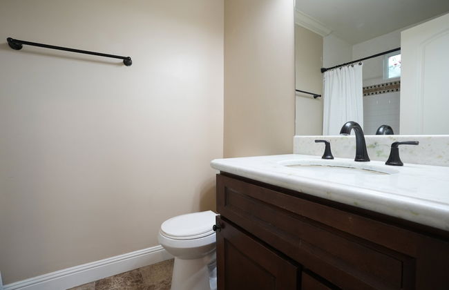 Incredible Estate 5 Bedrooms 3 Bathroom W/resort Style Rock Pool & Jacuzzi - Photo 27