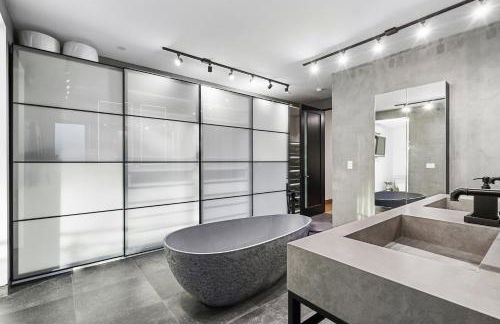 NEW Luxury Concrete Home Just Minutes from the Beach - Foto 30