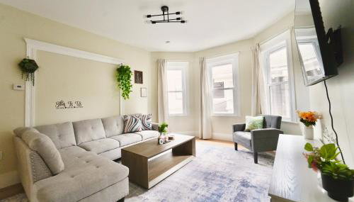 Spacious 4BDR 2BA Retreat near T-Station- 5 Mins to Boston - Foto 3