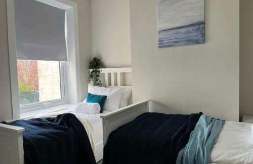 Three Bedroom City Home with Garden - Photo 17