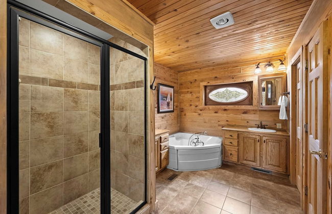 Lakeside Lodge by Avantstay Hot Tub + Dock - Foto 19