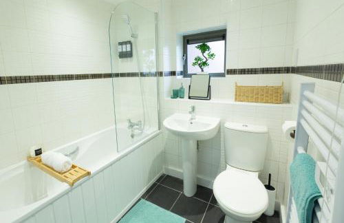 Spacious City Centre Apartment with Balcony - Foto 4