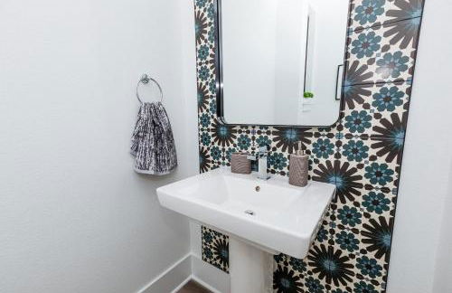 Beautifully Decorated, Modern Downtown Houston Home - Photo 8