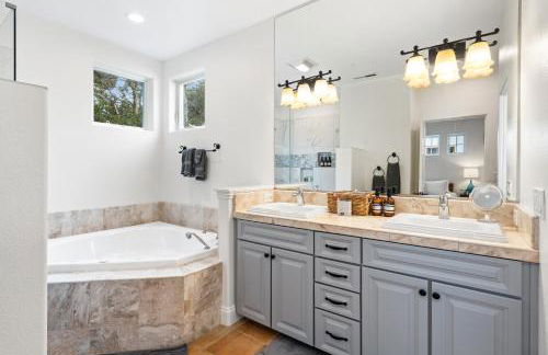 Gorgeous Santa Cruz Villa - Modern Beachside Paradise with NEW Hot Tub & Fast Wi-Fi - Foto 57