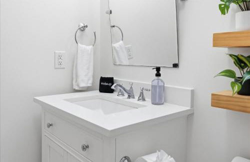 Mass Ave Retreat with Big Patio and Free Parking - Foto 29