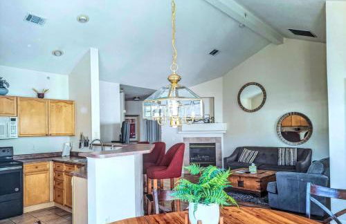 Bright Airy Home with Scenic Views - Foto 9