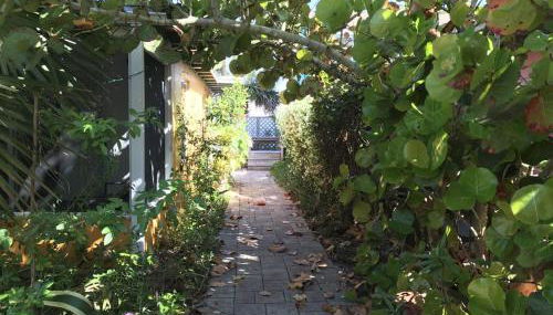 Oleander Cottage- in the Heart of Flagler Beach and steps to the Beach! - Foto 5, Garden