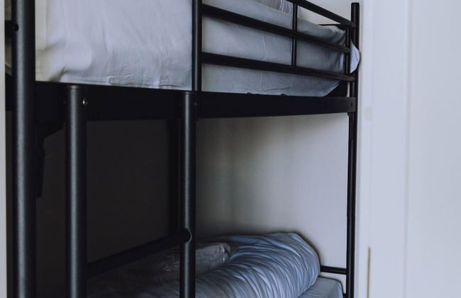 Modern Houseboat With air Conditioning Located in Marina - Foto 3