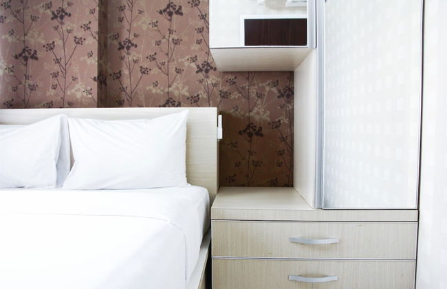 Pool View 2BR Mutiara Bekasi Apartment - Photo 6