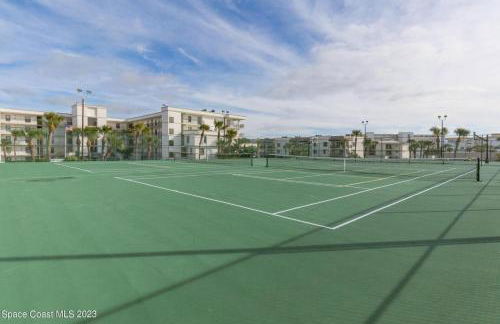 Coastal 2BR Oceanfront Escape, Steps from Sand & Pool - Foto 26