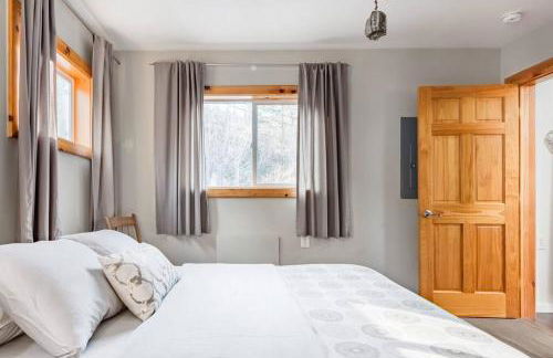 Serene Retreat on a Stream - Photo 7