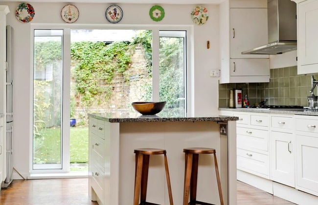 Fulham 4-bed House & Garden Near Tube - Photo 3