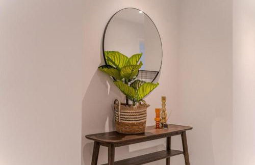 Luxuary 2BR Apt Sleeps 9, Wembley and Park Views - Photo 2