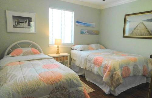 Q4 Professionally decorated upstairs beautiful soothing colors close to back pool - Foto 20
