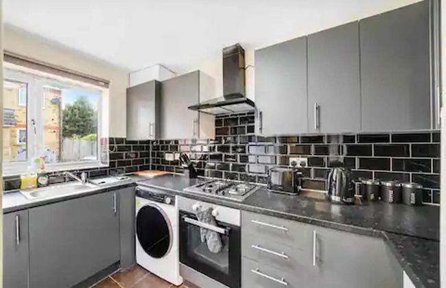 4 bed Townhouse- Free Parking - Photo 12