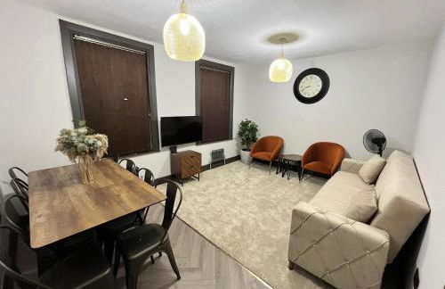 Fabulous 3 Bed Apartment - Near Excel - Sleeps 6 - 8 - Photo 2