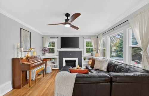 Warm and Inviting 3BR Craftsman with Big Kitchen - Foto 13