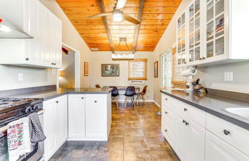 Peaceful Vista House with Gas Grill 1 Mi to Dtwn! - Foto 11