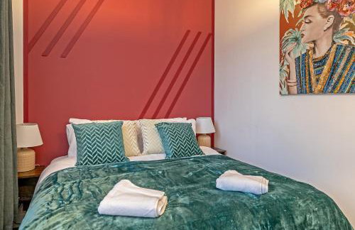 PRIME City Centre Location, THE JUKE BOX SUITE, Secure Gated FREE Parking Space, Unique STYLISH Apartment, AIR CONDITIONING & Two Bathrooms - Photo 7