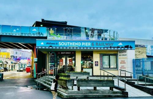 Sunny Beachside Apt with Free Parking - Foto 18