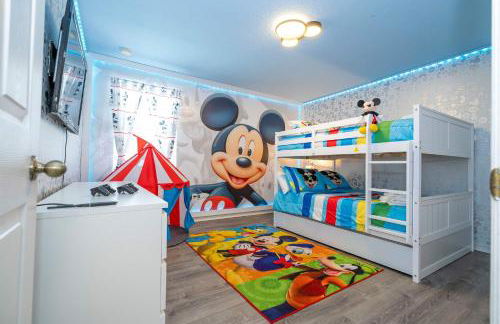 4BR Lakefront - Themed Rooms - Pool & BBQ! - Foto 18