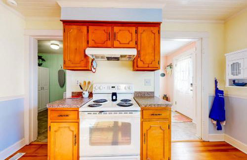 Yard, Porch and Fire Pit! Century-Old Hebron Escape - Foto 12