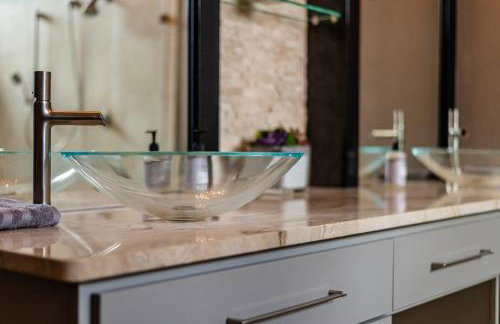 Serene POOL & Firepit in Stunning Home By Airport - Foto 47