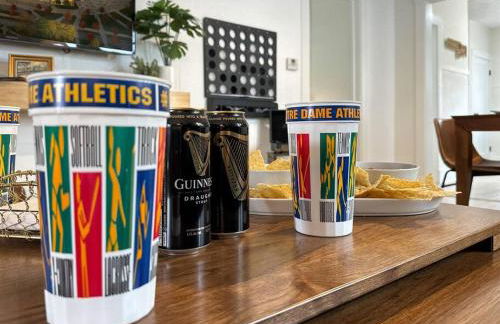 Step into School Spirit at the Golden Dome Getaway - Foto 22