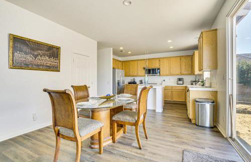 Pool Table and Charcoal Grill Home in Victorville! - Foto 3