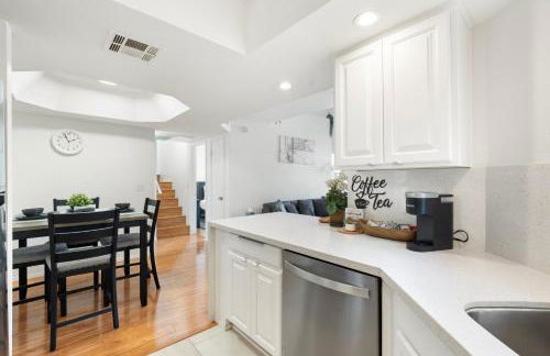 Mid-Century, Two-story with private Balconies & Pool view - Foto 11