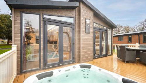 Enzo's Lodge with Hot Tub - Foto 1, furniture