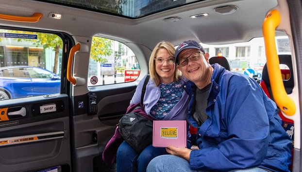 Ted Lasso Black Cab Tour - Photo 2, Biscuits with the boss!