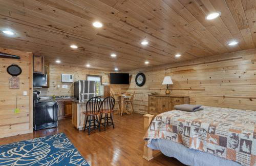 Mr Hills Mercantile Cabin with a hot tub - Photo 12