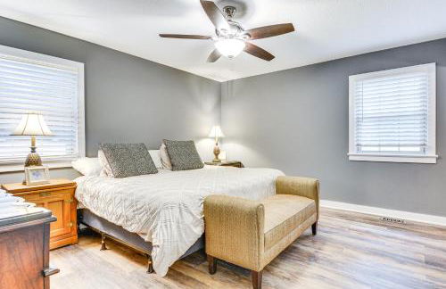 Walk to Parks and Town Square Cary Home with Yard! - Foto 10