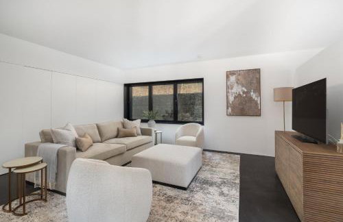 Pass the Keys Bond-villain Style Home with Panoramic Views - Foto 29