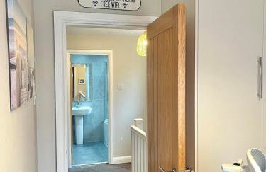 Ideal 4-bed home sleeps 7 - Nr Trafford Ctr & M60 - Foto 27