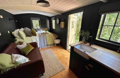 Shepherd's Hut - Sleeps 2 - Pet Friendly - Parking - Foto 55