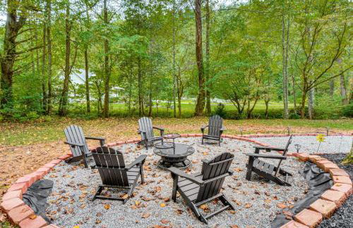 Enchanting Creekside Cottage with Hot Tub - Foto 2