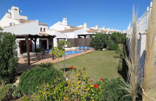 Modern 3 Bedroom Villa with Pool & Garden, Ideal for Families - Foto 1