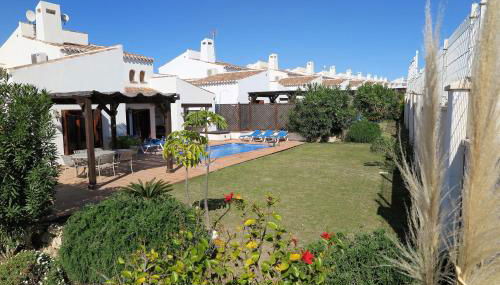 Modern 3 Bedroom Villa with Pool & Garden, Ideal for Families - Foto 1, Garden view