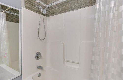 Hike, Ski and Explore Otisville Retreat with Yard! - Foto 16