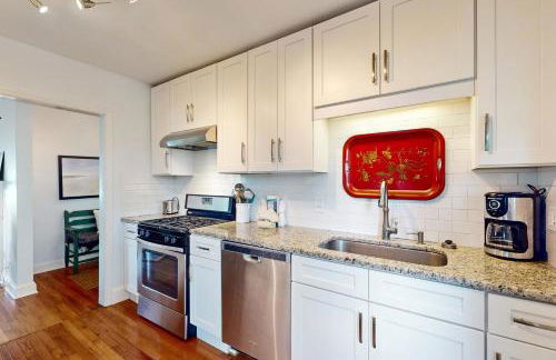 Dog-friendly cottage across from the water in a walkable neighborhood - Foto 9