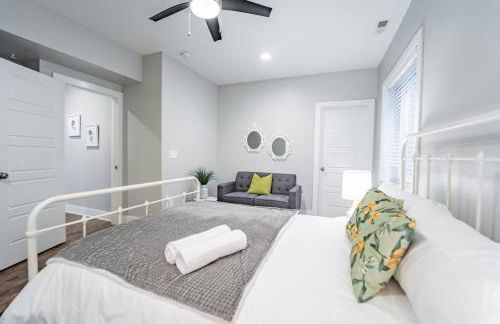 Contemporary 2BR2BA w-King - Den - Private Entry-Yard - Foto 27