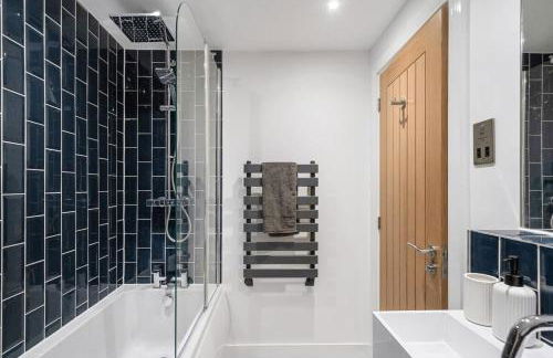 Stylish Apartment with Sea Views & Parking - Foto 19