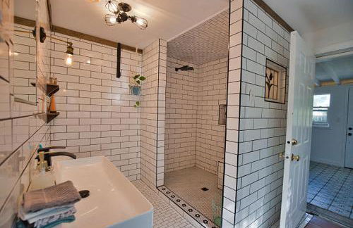 Pet Friendly & Firepit Minutes to Beach Sleeps 6 - Foto 51