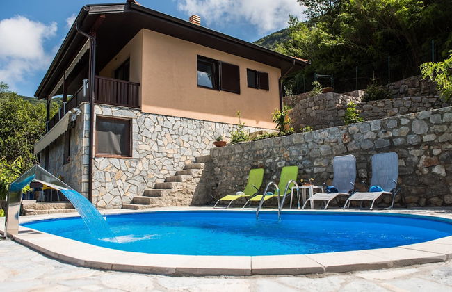 Sunset Holiday Home - Photo 1