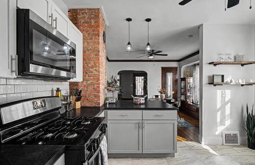 Modern & Cozy 2BR Retreat Near West Blvd - Foto 26