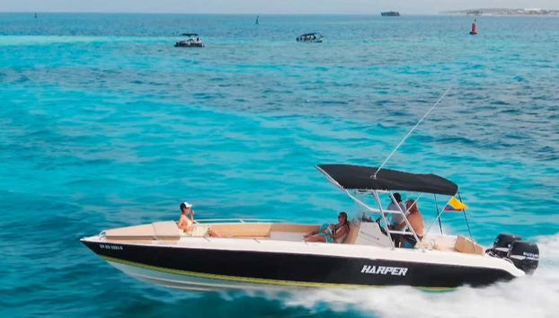 Varias personas a bordo de una lancha en Cayo Acuario