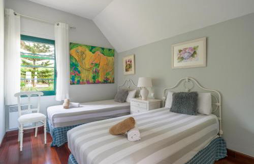 House with cozy garden BBQ and free parking - Foto 27